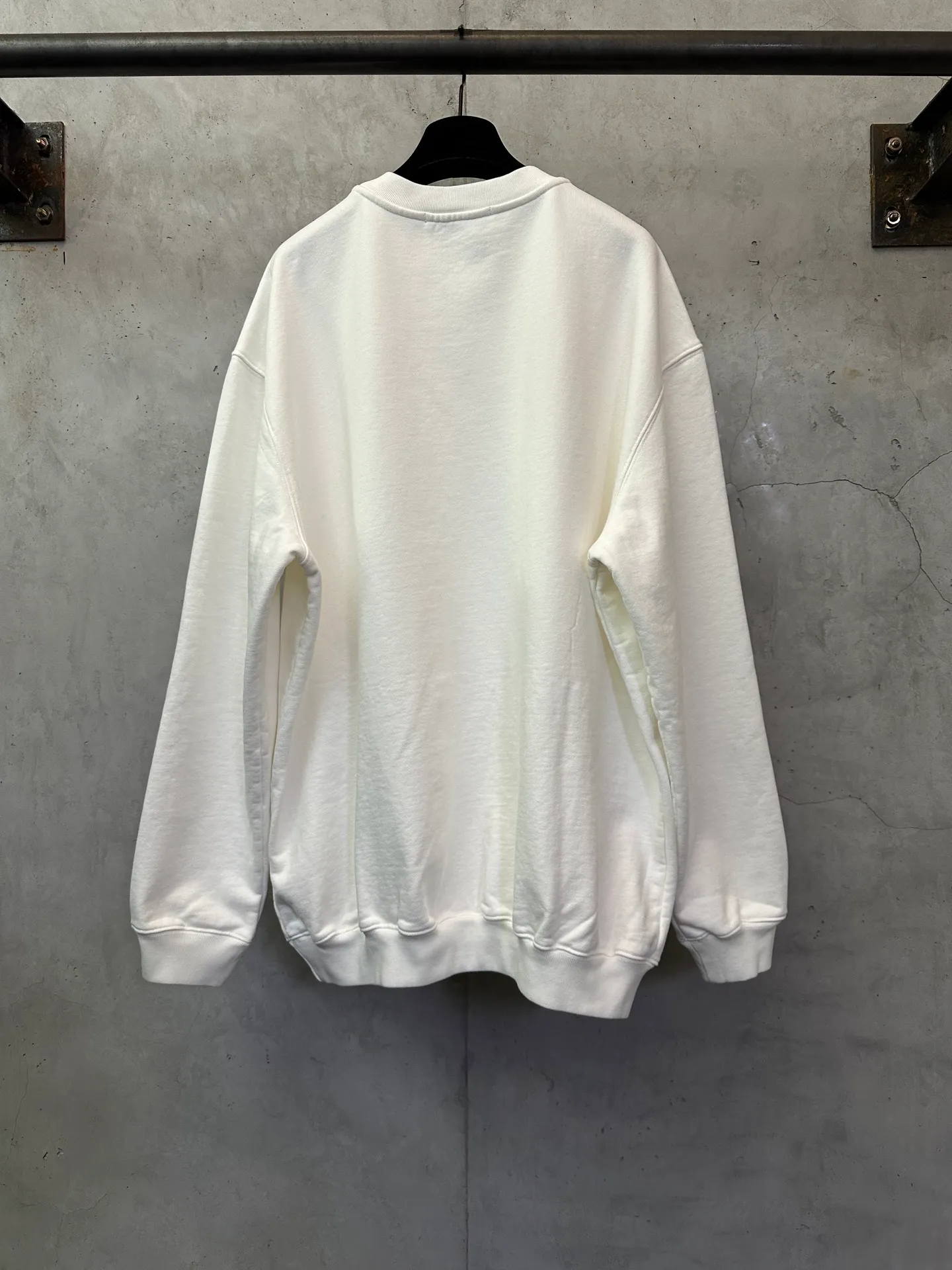 Heavy 500g high quality sweatshirt VALENTINO 25ss letter big V printed round neck sweatshirt Fabric: Made of super heavyweight 100% cotton terry fabric Xinjiang cotton Weight 500g Matching 2*2 Clean cloth surface Clear texture Tight feel Stiff High color fastness No change in shape No Color Change The pattern adopts three-dimensional thick plate offset printing process Customized hardware Thread Accessories Alignment Same Style for Men and Women -Color: Black White -Size: S M L XL